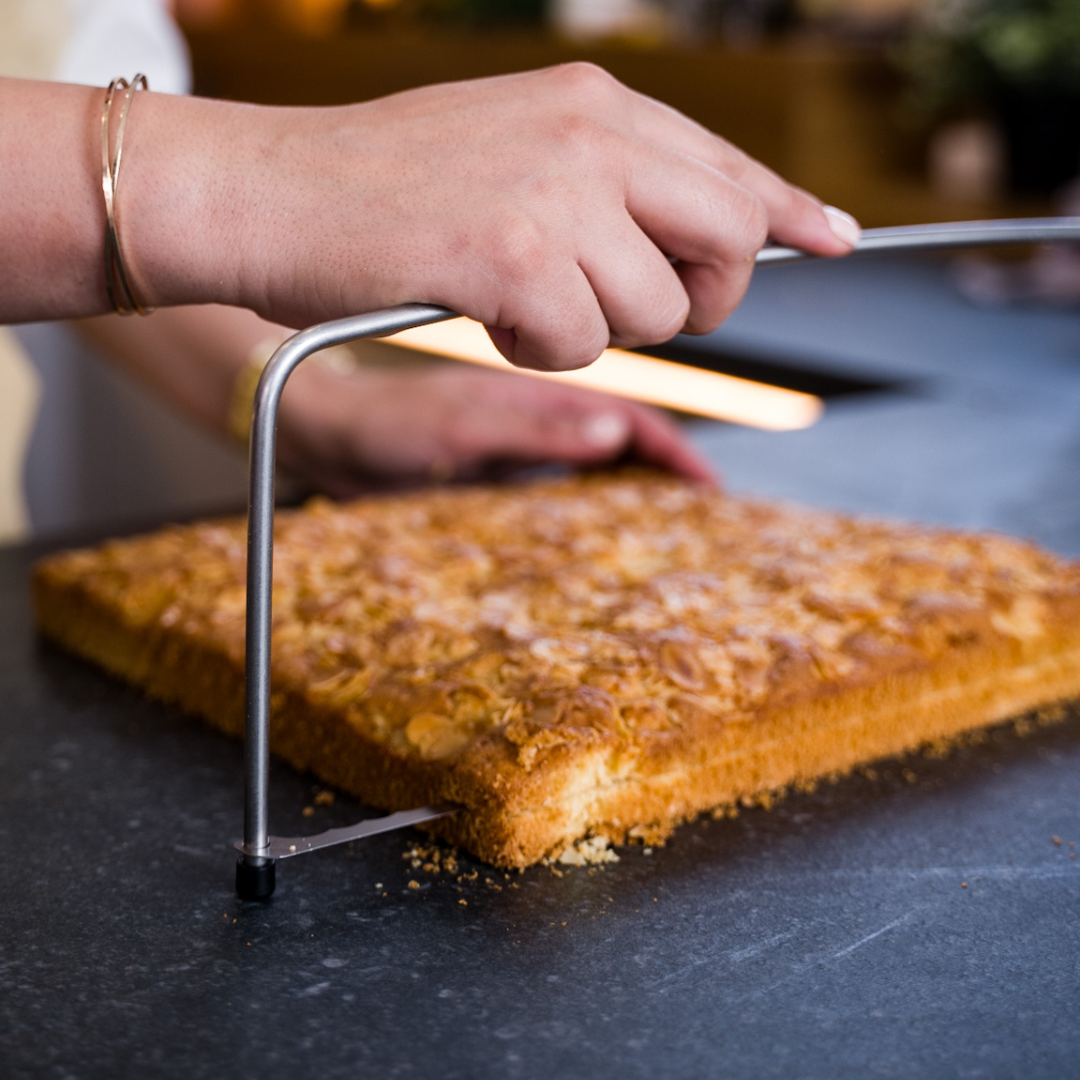 Kikis Tortensäge V2 - mit echter Klinge -  von Kikis Kitchen - Nur €22.90! Bestelle jetzt Kikis Kitchen