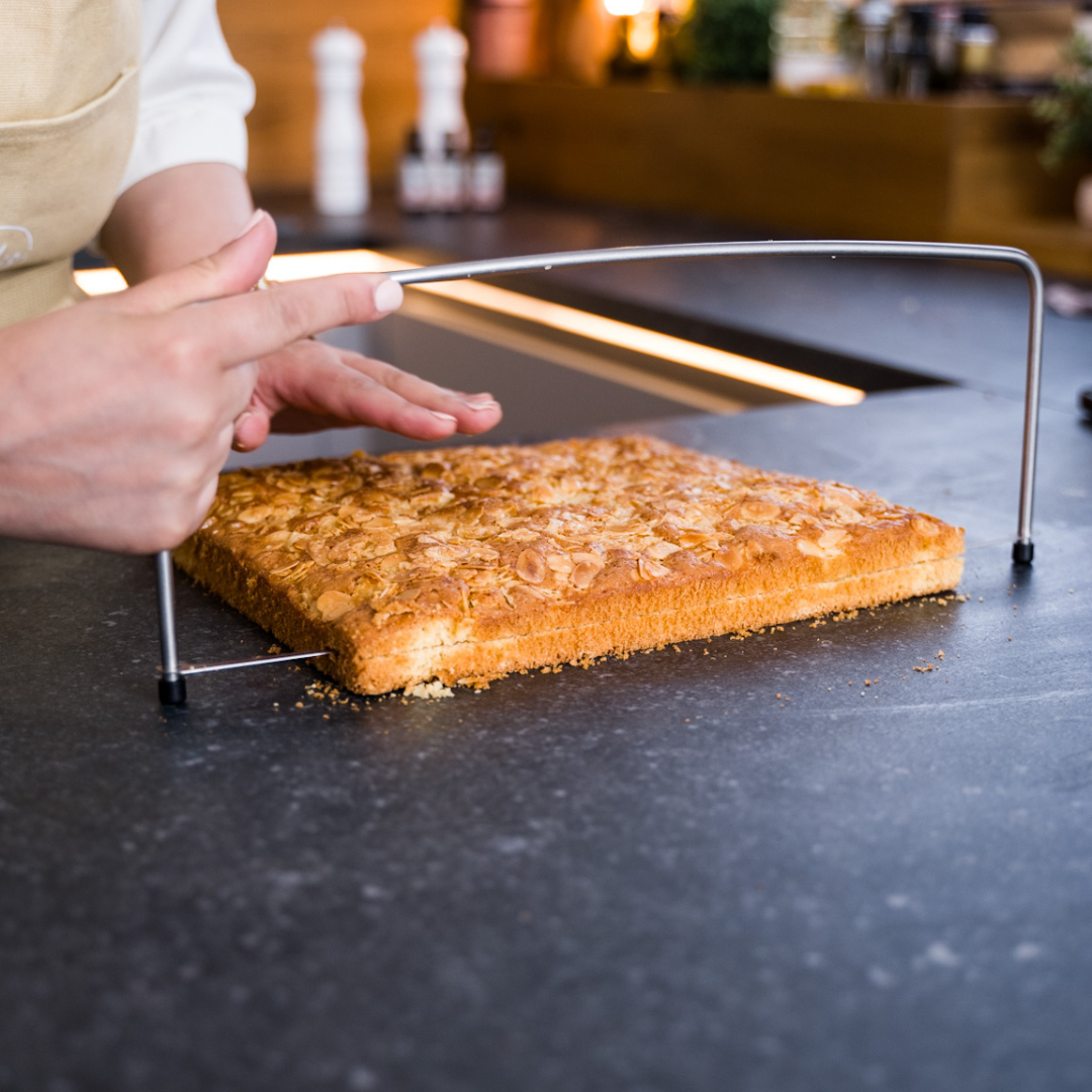 Kikis Tortensäge V2 - mit echter Klinge -  von Kikis Kitchen - Nur €22.90! Bestelle jetzt Kikis Kitchen