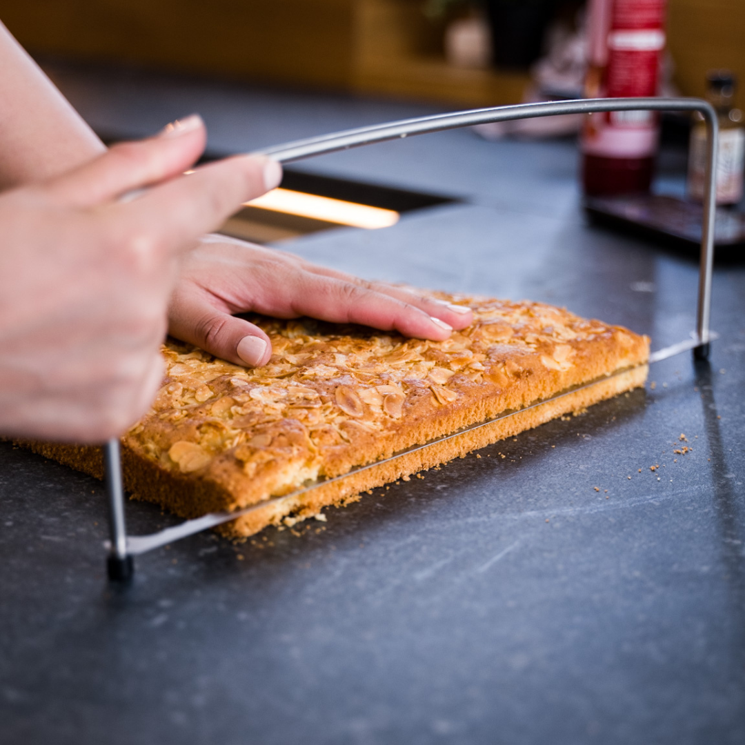 Kikis Tortensäge V2 - mit echter Klinge -  von Kikis Kitchen - Nur €22.90! Bestelle jetzt Kikis Kitchen