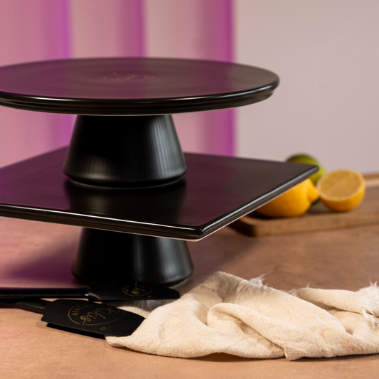 NEU: Kikis Tortenplatte - Schwarz Rund - von Kikis Kitchen - Nur €27.90! Bestelle jetzt Kikis Kitchen