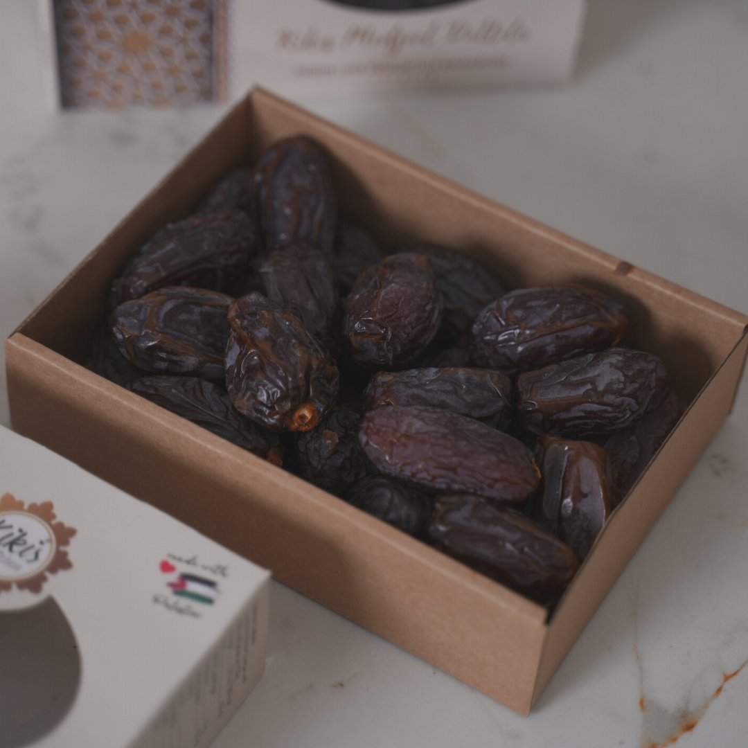 Kikis Medjool Datteln - Premium Large Königsdatteln aus Palästina - von Kikis Kitchen - Nur €12.90! Bestelle jetzt Kikis Kitchen