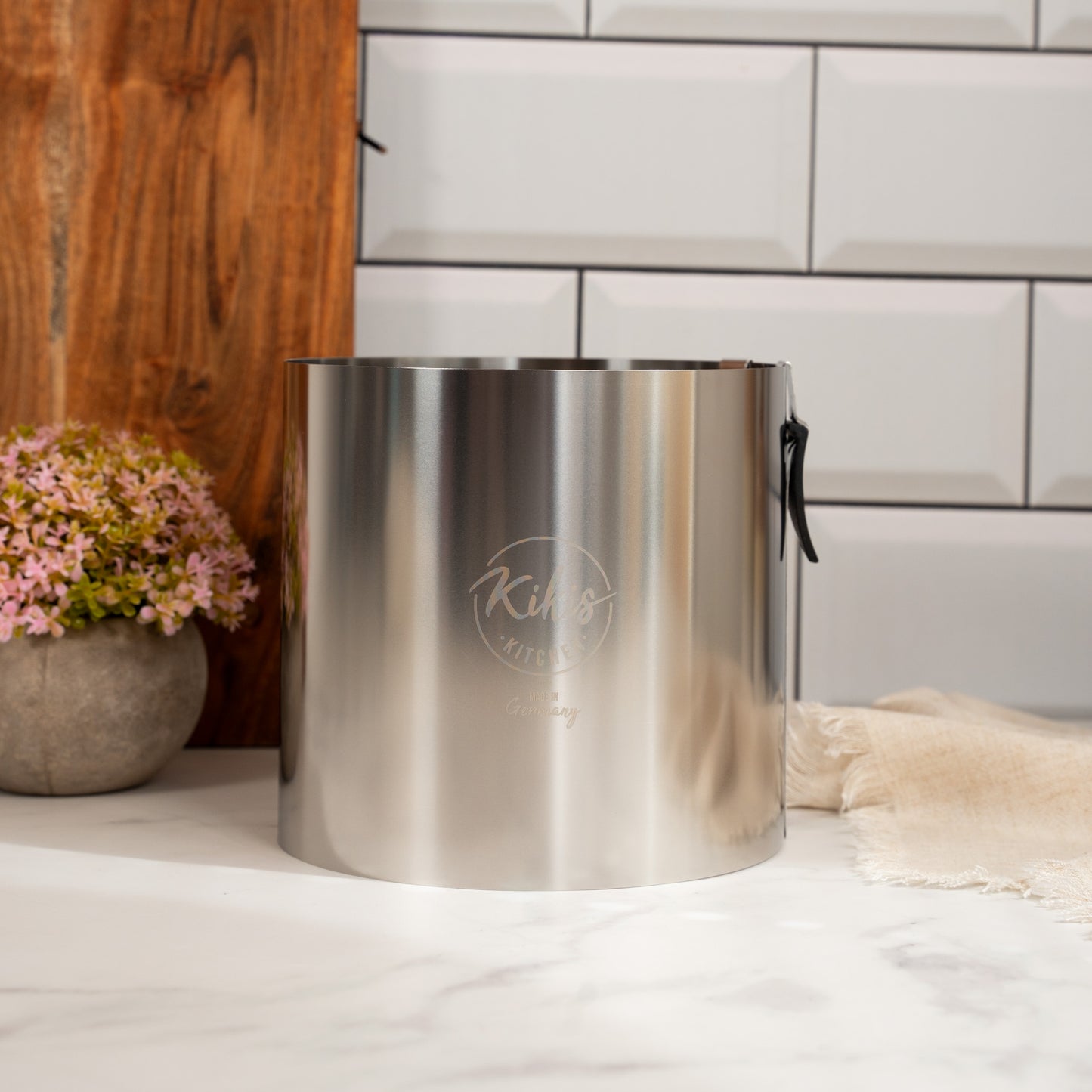 Kikis Tortenring XL mit Klemmhebel & Skala - Höhe 15cm - von Kikis Kitchen - Nur €29.90! Bestelle jetzt Kikis Kitchen