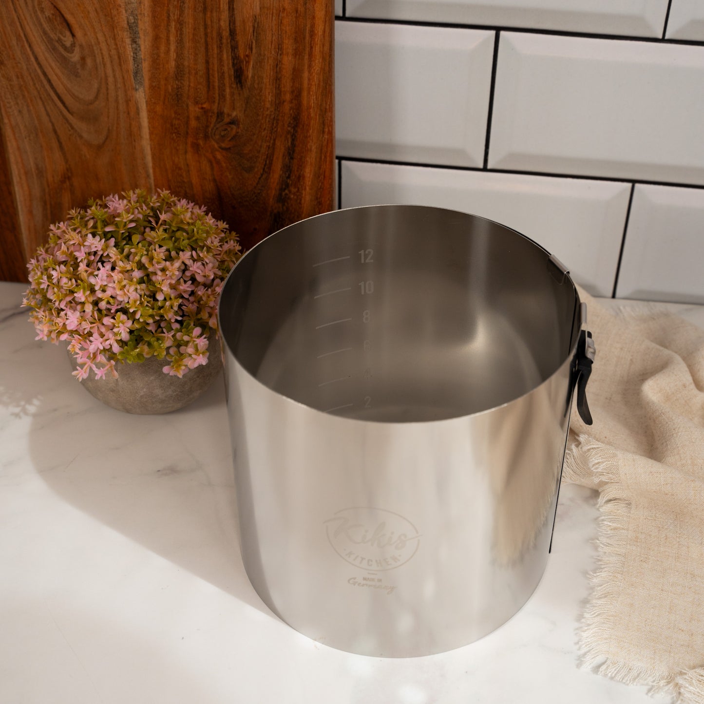 Kikis Tortenring XL mit Klemmhebel & Skala - Höhe 15cm - von Kikis Kitchen - Nur €29.90! Bestelle jetzt Kikis Kitchen