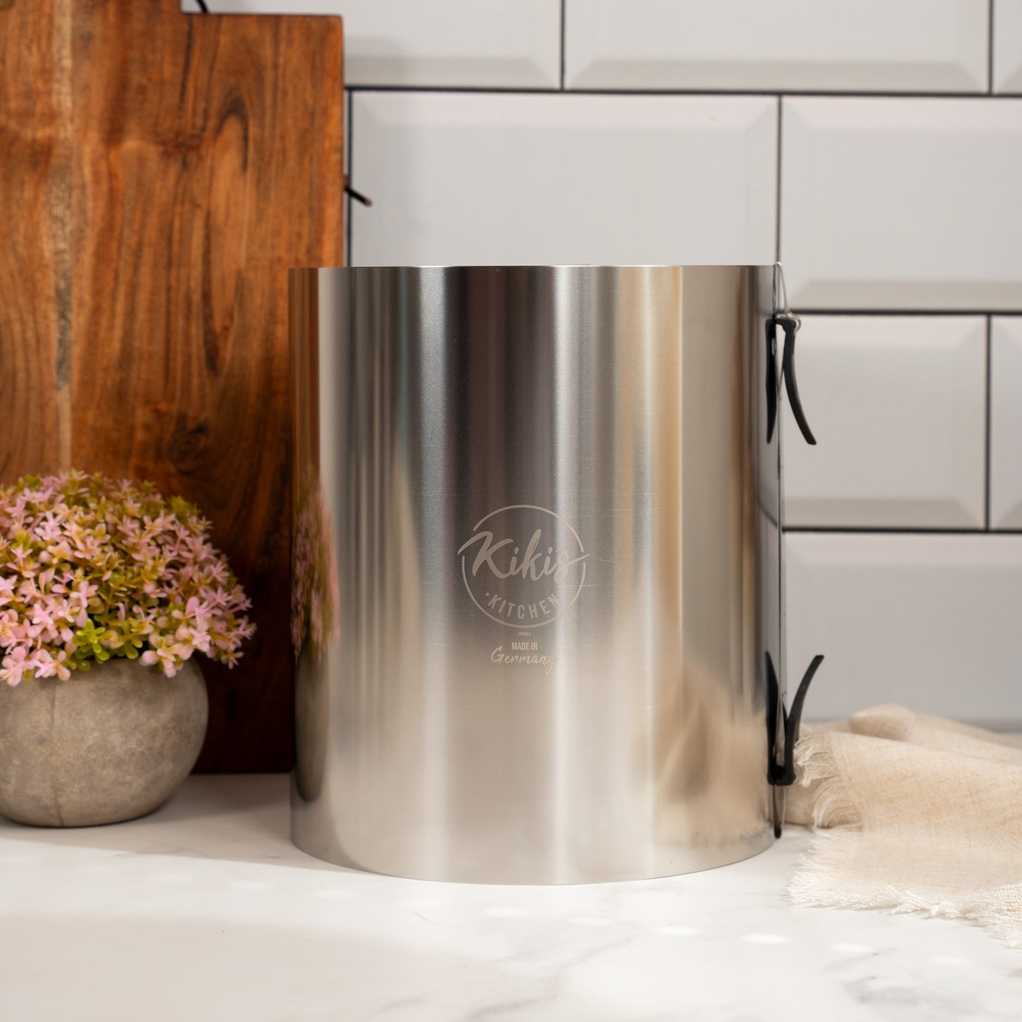 Kikis Tortenring XXL mit zwei Klemmhebel & Skala - Höhe 20cm - von Kikis Kitchen - Nur €35.90! Bestelle jetzt Kikis Kitchen