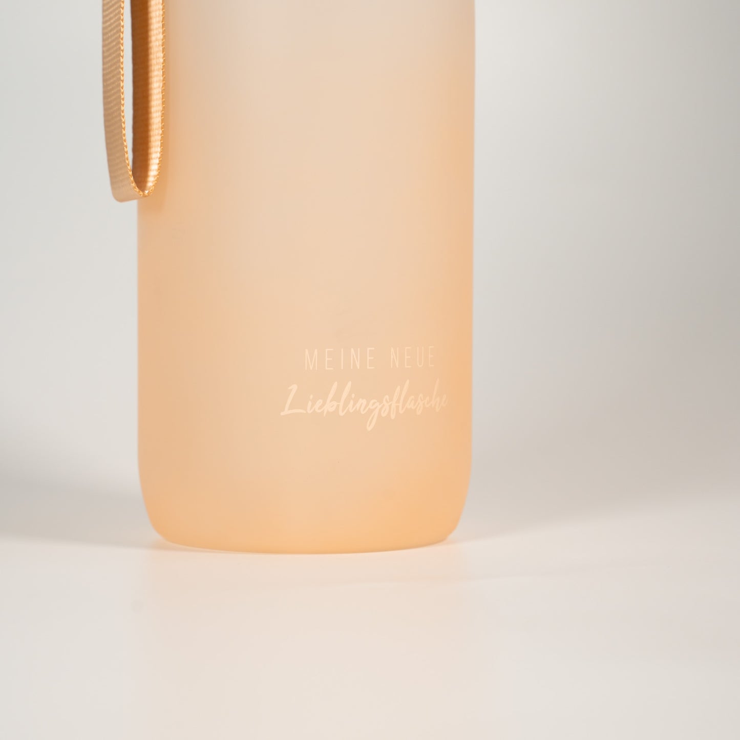 Kikis Tritan-Trinkflasche / Lieblingsflasche 900 ml beige - von Kikis Kitchen - Nur €18.90! Bestelle jetzt Kikis Kitchen