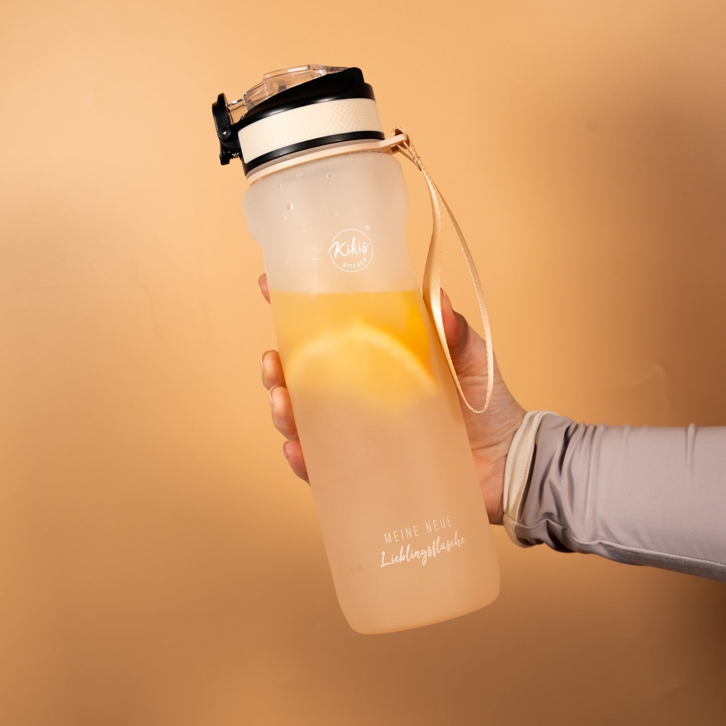 Kikis Tritan-Trinkflasche / Lieblingsflasche 900 ml beige - von Kikis Kitchen - Nur €18.90! Bestelle jetzt Kikis Kitchen