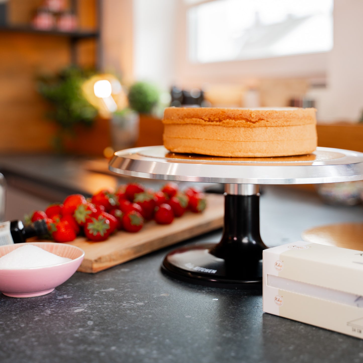Kikis Drehbare Tortenplatte - SCHWARZ - von Kikis Kitchen - Nur €39.90! Bestelle jetzt Kikis Kitchen