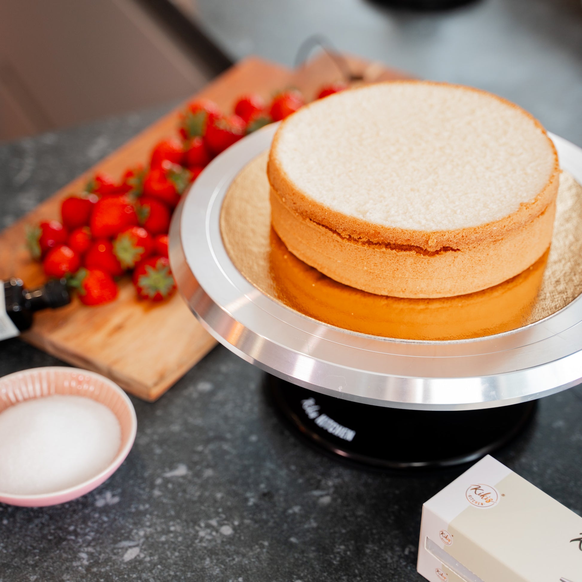 Kikis Drehbare Tortenplatte - SCHWARZ -  von Kikis Kitchen - Nur €39.90! Bestelle jetzt Kikis Kitchen