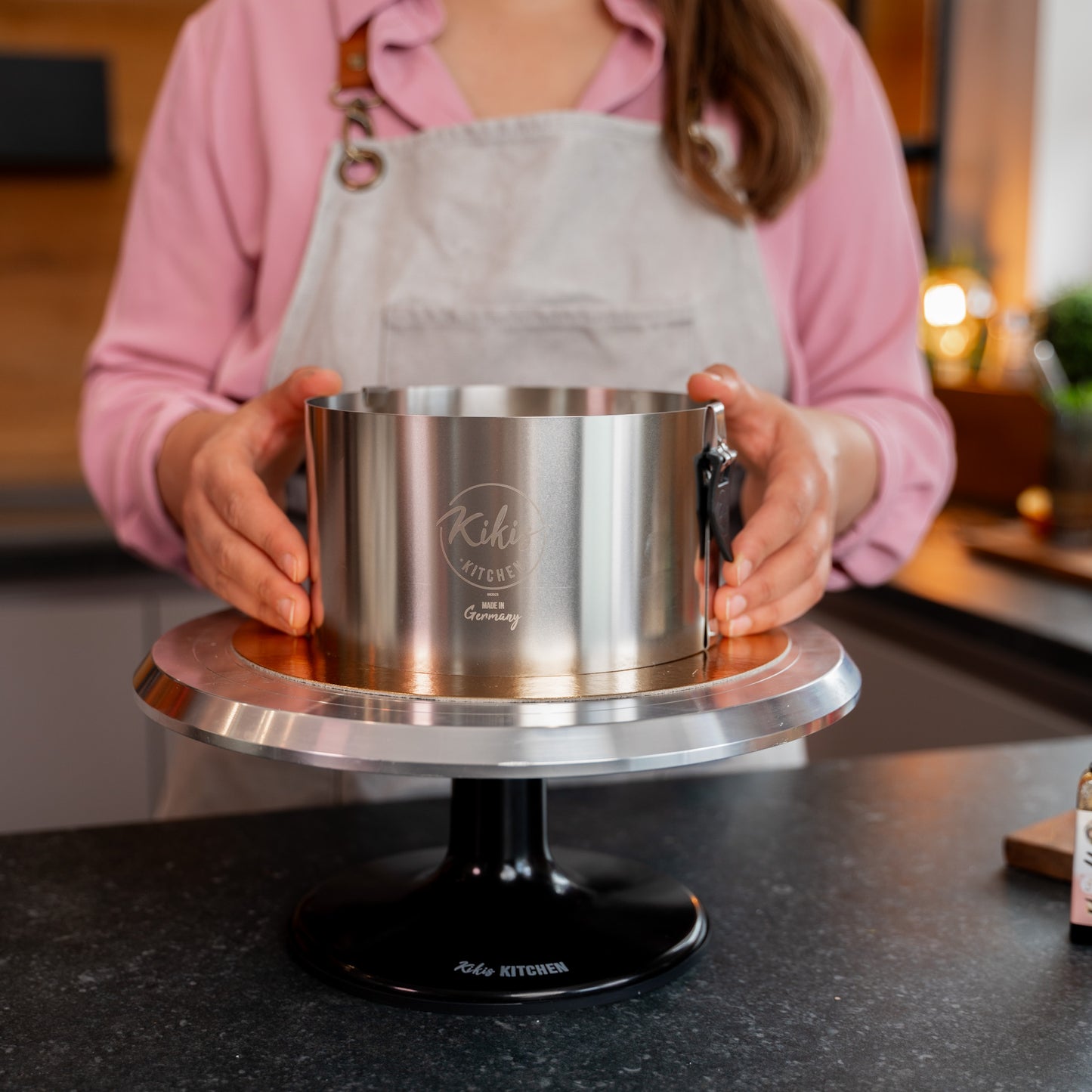Kikis Drehbare Tortenplatte - SCHWARZ - von Kikis Kitchen - Nur €39.90! Bestelle jetzt Kikis Kitchen