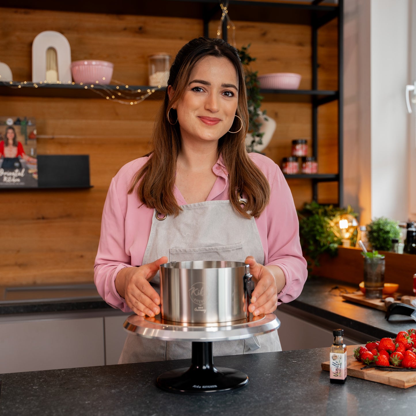 Kikis Drehbare Tortenplatte - SCHWARZ - von Kikis Kitchen - Nur €39.90! Bestelle jetzt Kikis Kitchen
