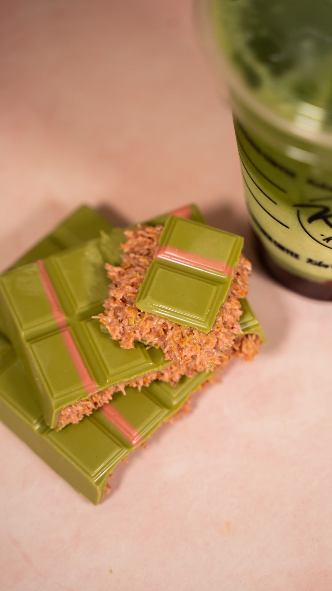 Kikis Dubai Style Chocolate - Strawberry Matcha 🍫 - von Kikis Kitchen - Nur €12.90! Bestelle jetzt Kikis Kitchen