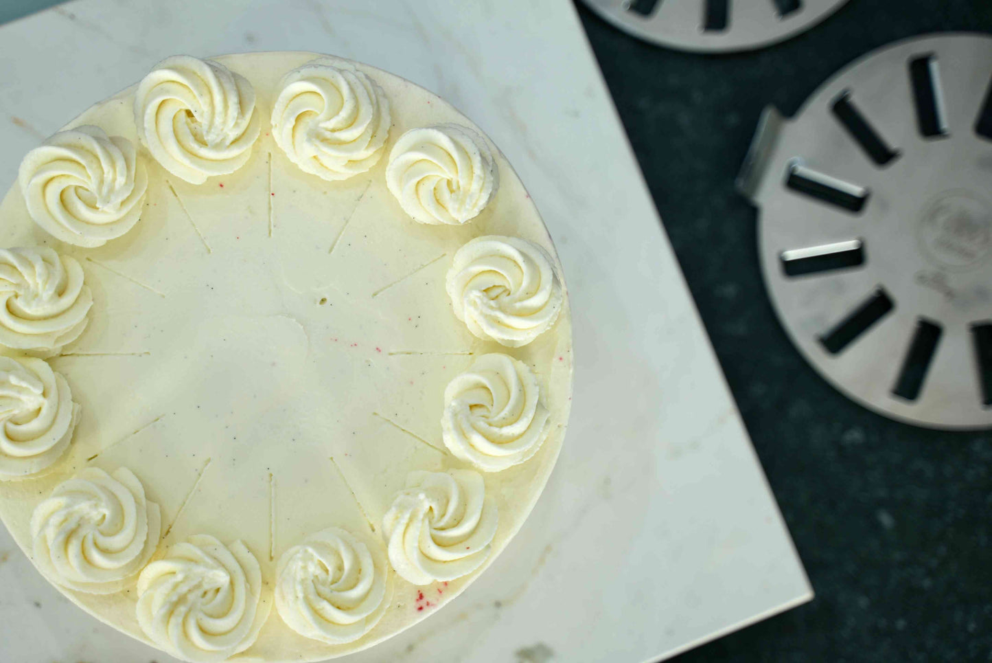 Kikis Torteneinteiler Edelstahl für 12 Stücke -  von Kikis Kitchen - Nur €14.90! Bestelle jetzt Kikis Kitchen