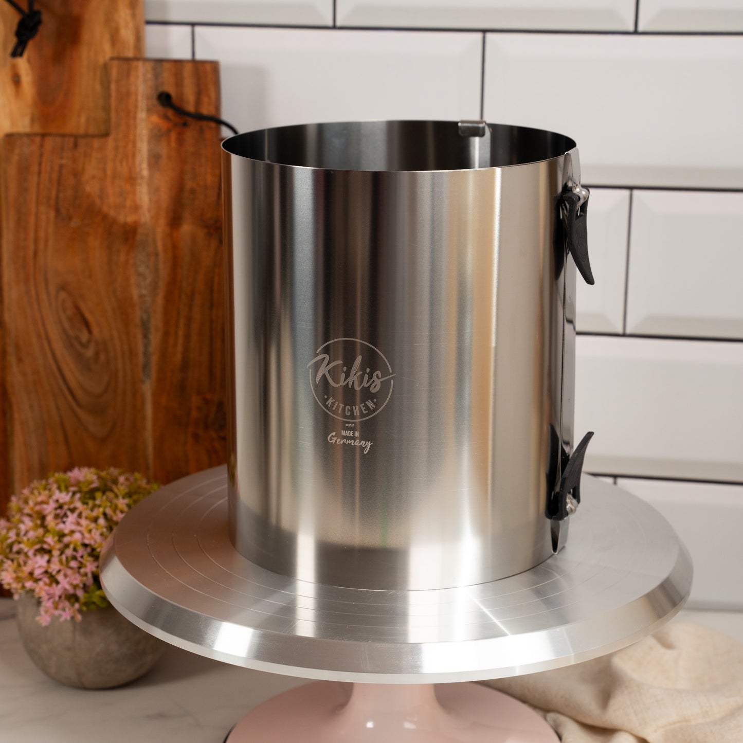 Kikis Tortenring XXL mit zwei Klemmhebel & Skala - Höhe 20cm -  von Kikis Kitchen - Nur €35.90! Bestelle jetzt Kikis Kitchen