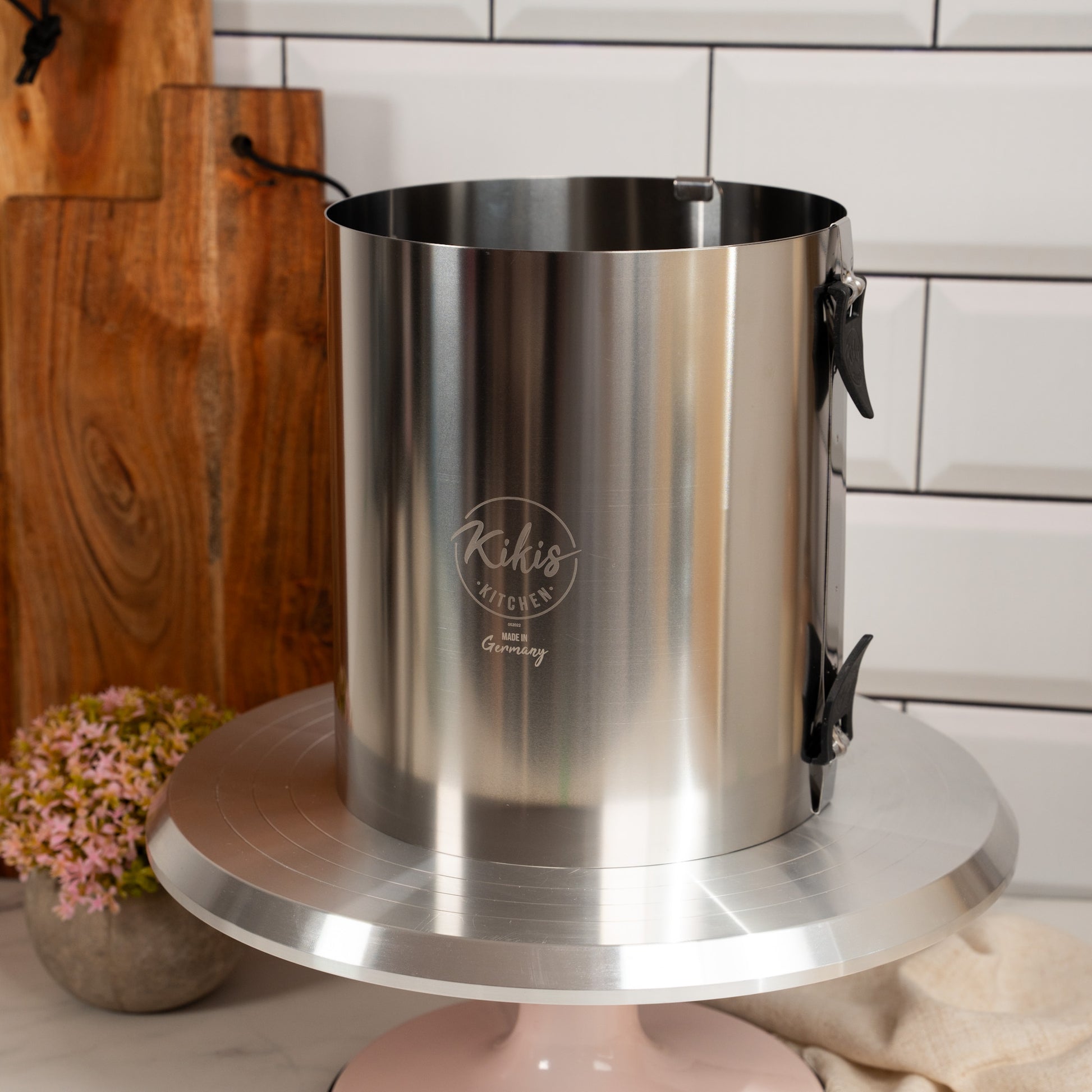 Kikis Tortenring XXL mit zwei Klemmhebel & Skala - Höhe 20cm -  von Kikis Kitchen - Nur €35.90! Bestelle jetzt Kikis Kitchen
