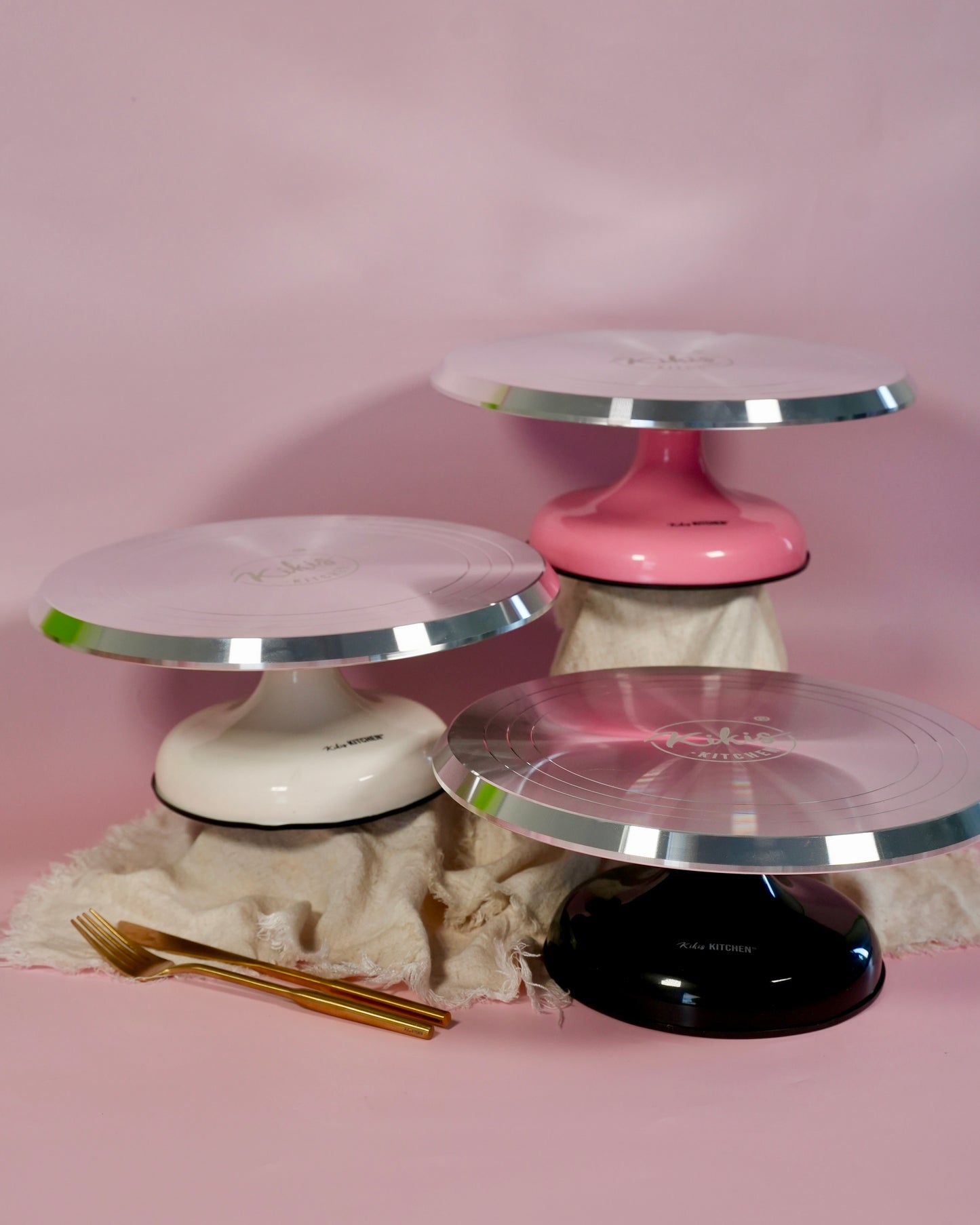 Kikis Drehbare Tortenplatte - SCHWARZ -  von Kikis Kitchen - Nur €29.90! Bestelle jetzt Kikis Kitchen